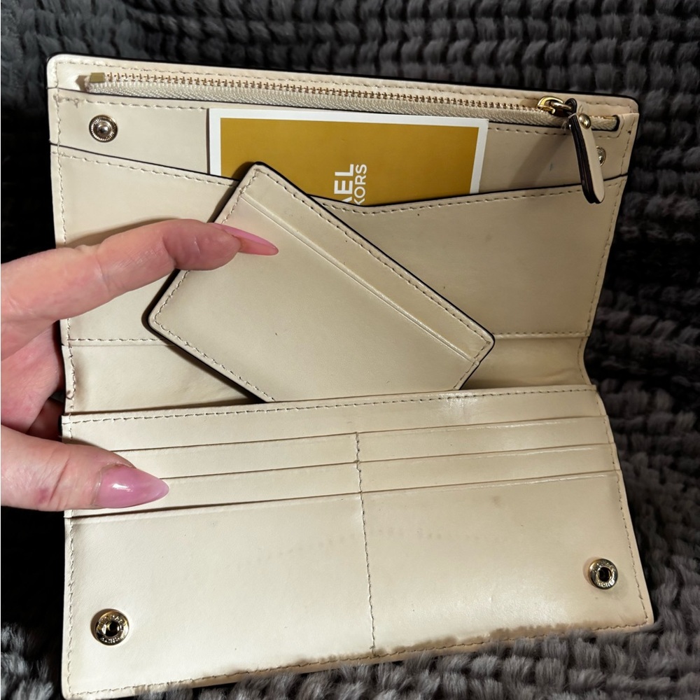 😍MICHEAL KORS Chic Cream Wallet with Card Holder🎁💕